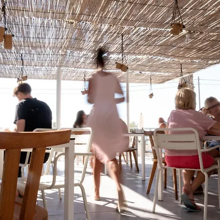 Ξενοδοχείο Kamari Beach Hotel 3*